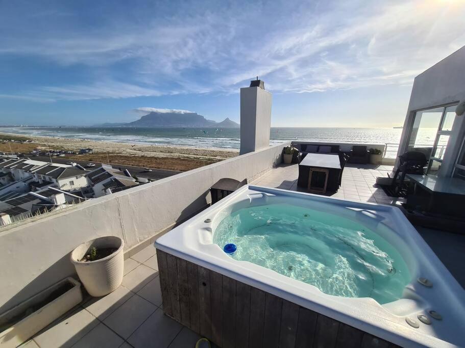 Jacuzzi with 270 views right on beach, Cape Town (opdaterede priser for ...