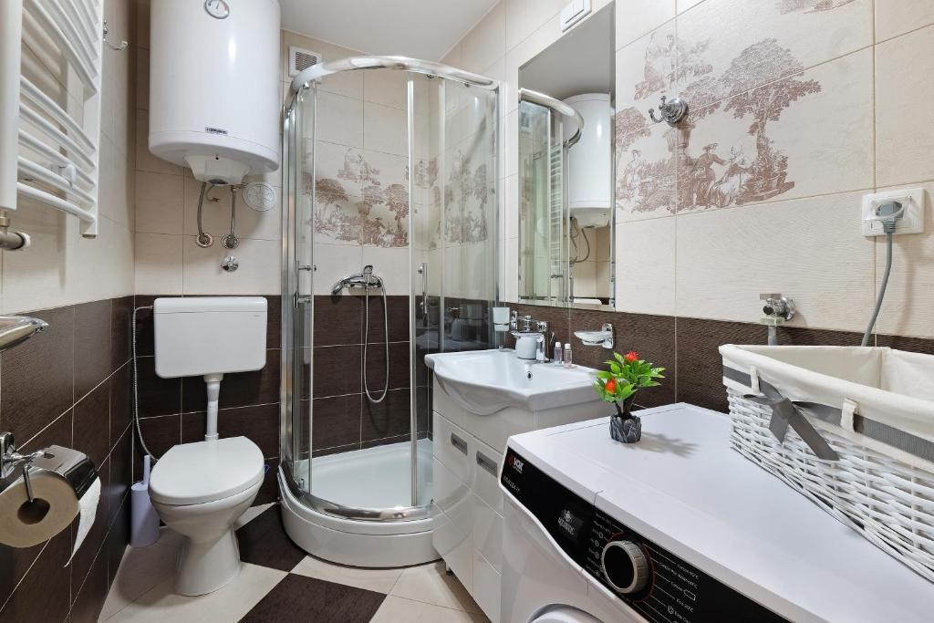 ein Badezimmer mit Toilette, Waschbecken und Dusche in der Unterkunft Paradise Museum City Center in Belgrad