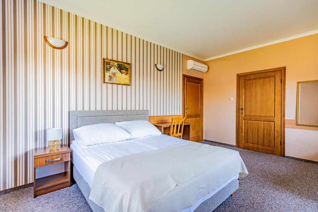 Postel nebo postele na pokoji v ubytování Zajazd Żuławy - Restauracja & Hotel