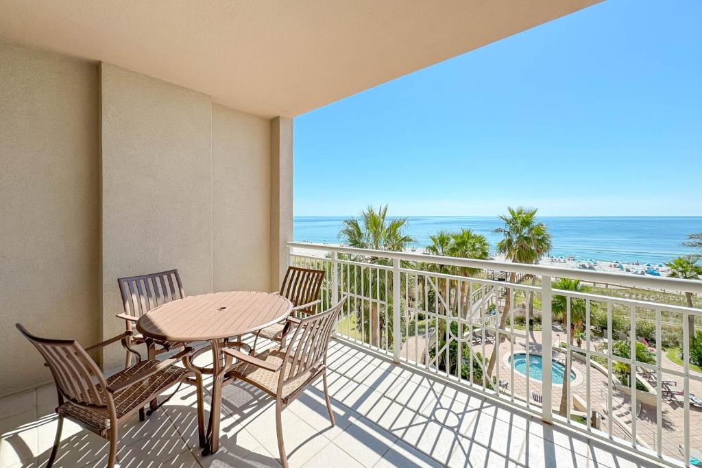 un balcone con tavolo e sedie e l'oceano di Indigo East Unit 403E a Pensacola
