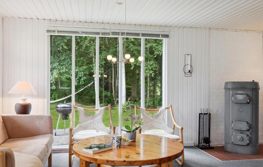 Posezení v ubytování Gorgeous Home In Hadsund With Kitchen