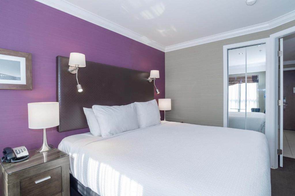 Postel nebo postele na pokoji v ubytování Sandman Signature Kamloops Hotel