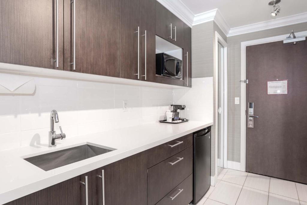 Kuchyň nebo kuchyňský kout v ubytování Sandman Signature Kamloops Hotel