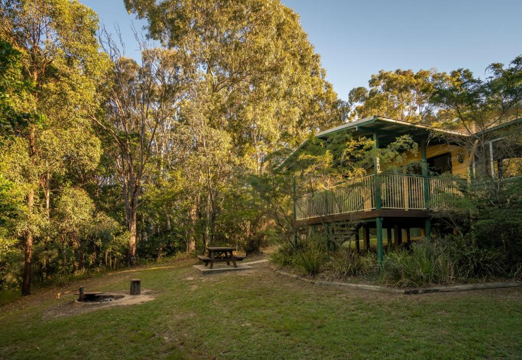 una casa con un ponte e un tavolo da picnic in un cortile di Tuckers Rocks Cottage a Repton