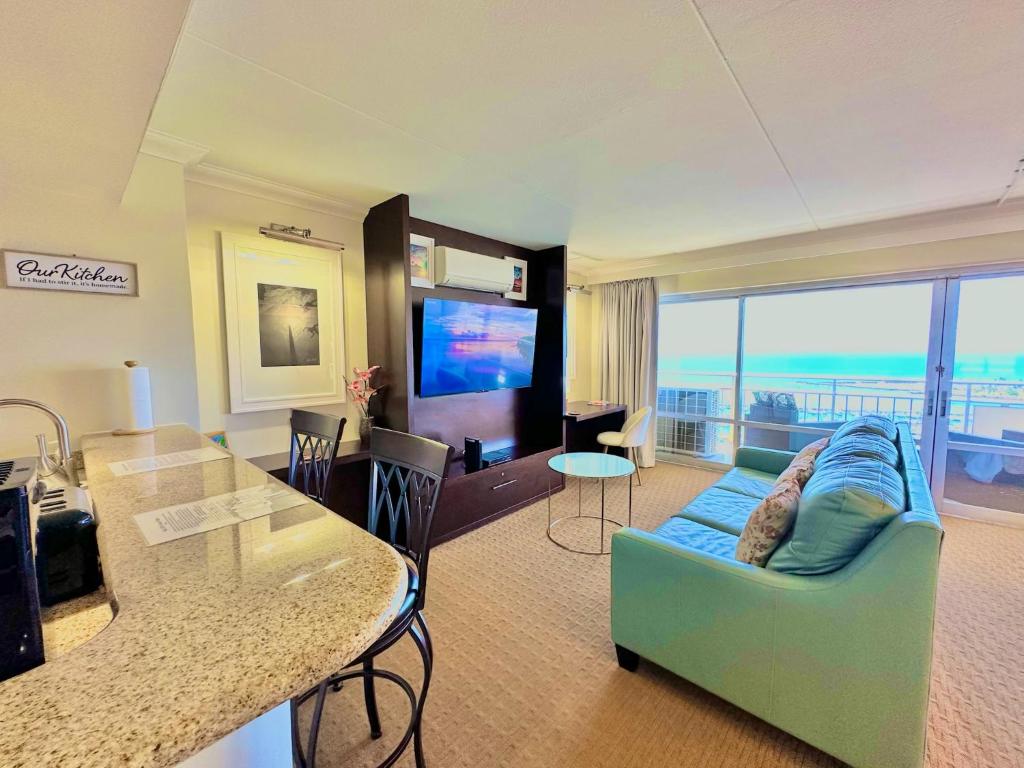 TV a/nebo společenská místnost v ubytování Waikiki Beach Experience! Luxury OceanView Suite!