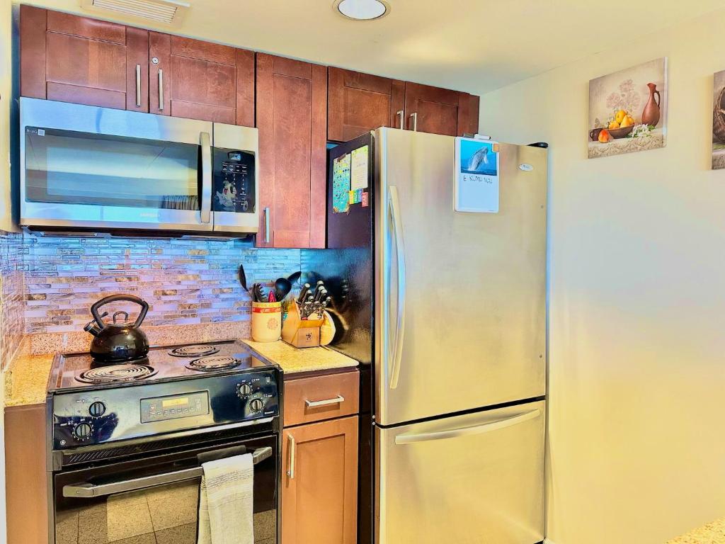Kuchyň nebo kuchyňský kout v ubytování Waikiki Beach Experience! Luxury OceanView Suite!