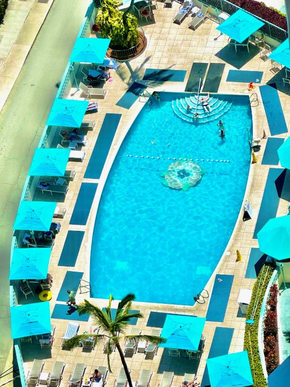 Bazén v ubytování Waikiki Beach Experience! Luxury OceanView Suite! nebo v jeho okolí
