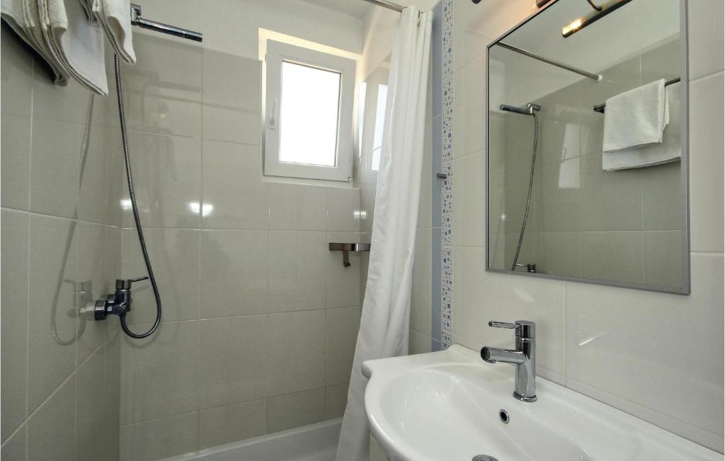 Łazienka w obiekcie 4 Bedroom Awesome Home In Umag