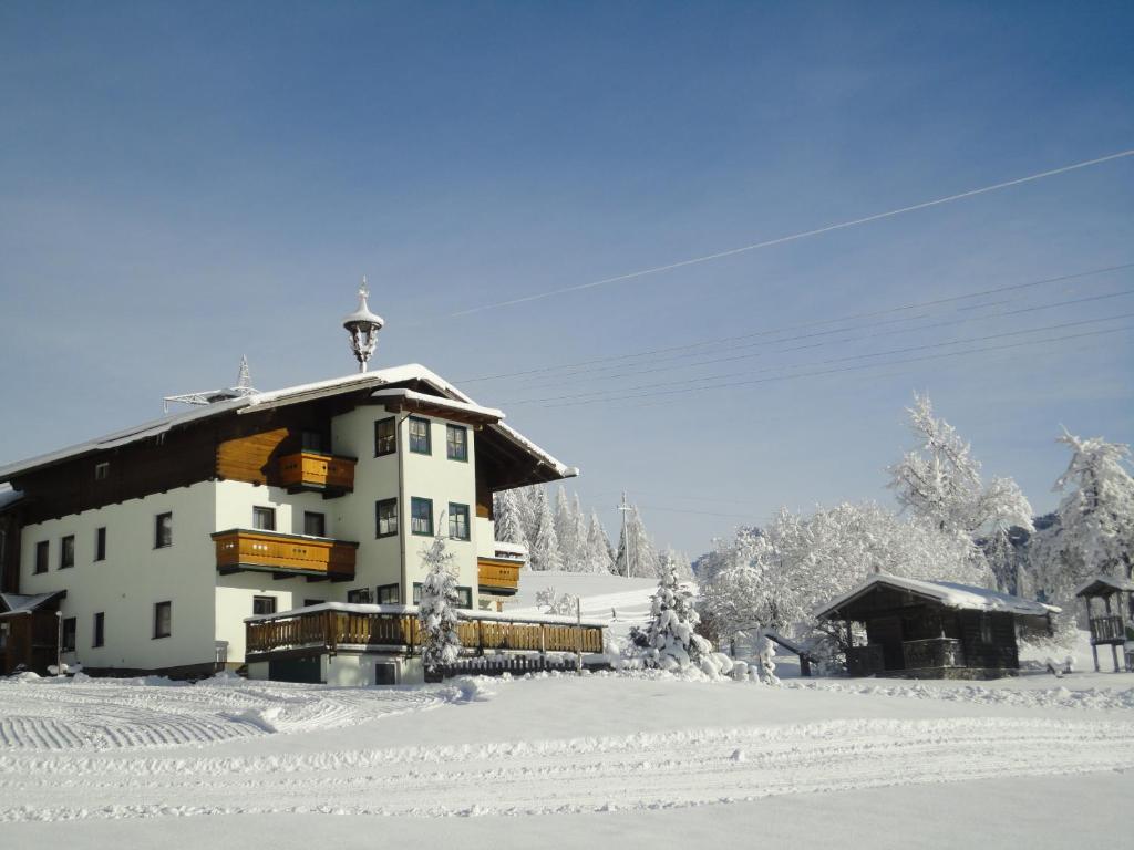 ein Gebäude mit Schnee auf dem Boden davor in der Unterkunft Schnöllhof in Sankt Martin am Tennengebirge