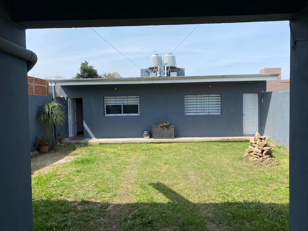 a blue house with a yard in front of it at El Despertar in Concepción del Uruguay