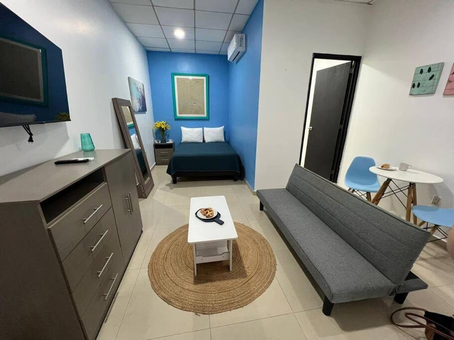 a living room with a couch and a table at Mono Espacio en Zona Romántica L3 in Puerto Vallarta