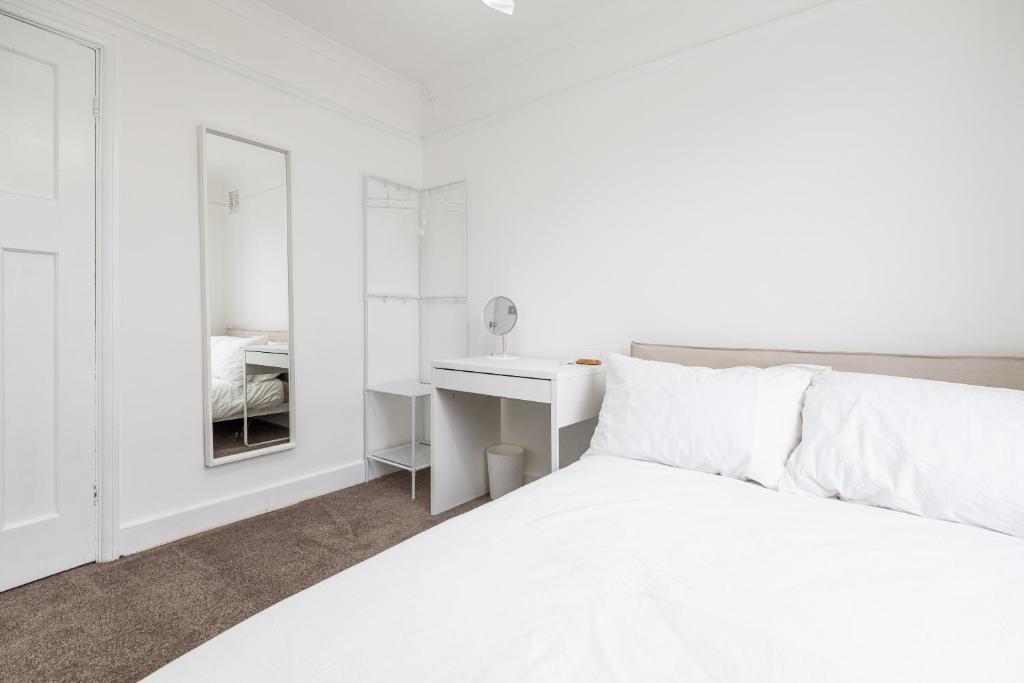 Postel nebo postele na pokoji v ubytování Atlas - Minimalist Double Room in Luton