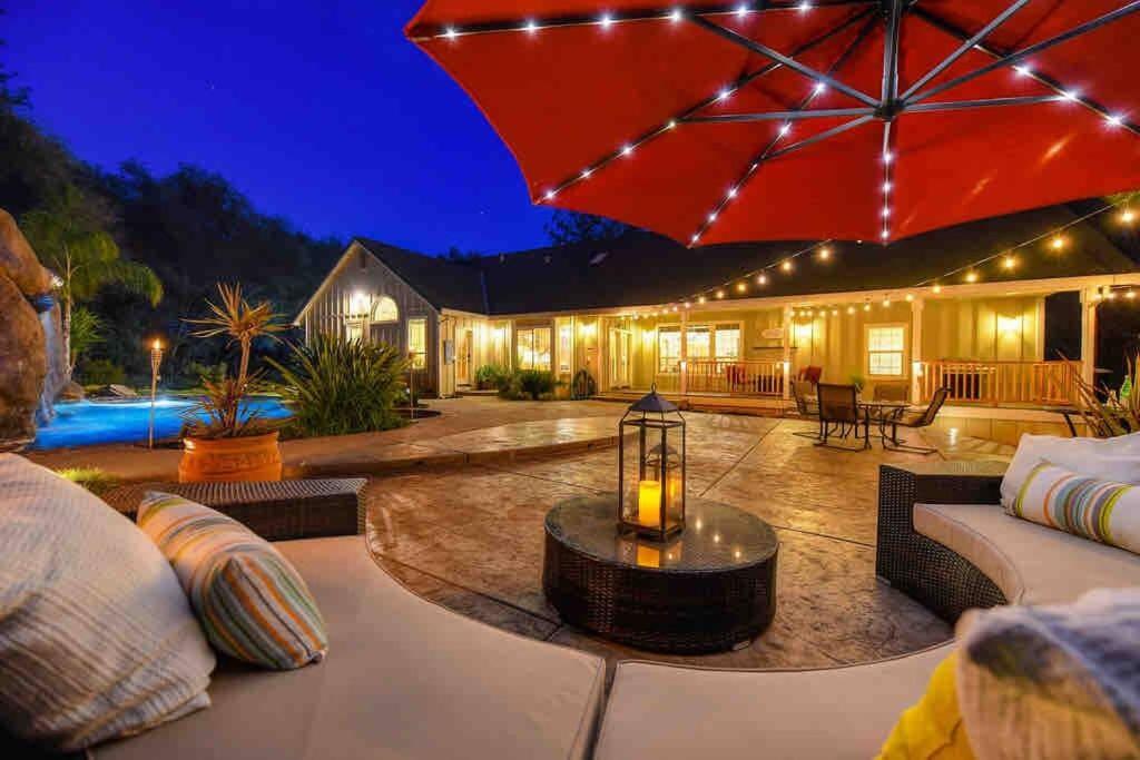 Bazén v ubytování Exclusive Sierra Foothills Oasis nebo v jeho okolí