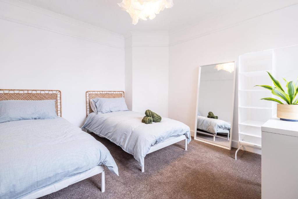 Postel nebo postele na pokoji v ubytování Orion Room - Twin Room in Luton