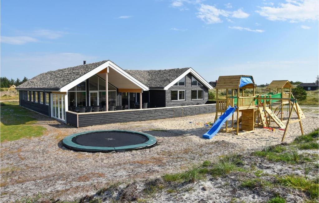 Herní místnost nebo prostor pro děti v ubytování Nice Home In Ringkøbing With Sauna