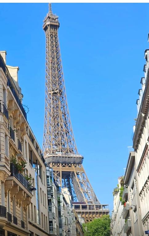 - une vue sur la tour Eiffel d'un bâtiment à l'autre dans l'établissement appartement, paris tour Eiffel, à Paris
