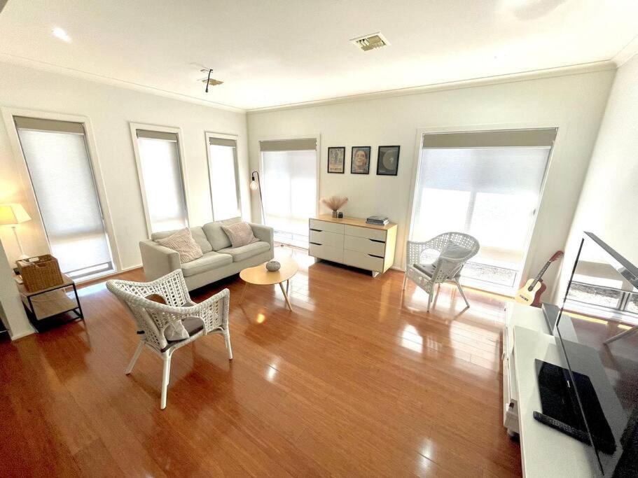 Posezení v ubytování Spacious 5 Bedroom Family Retreat in Franklin