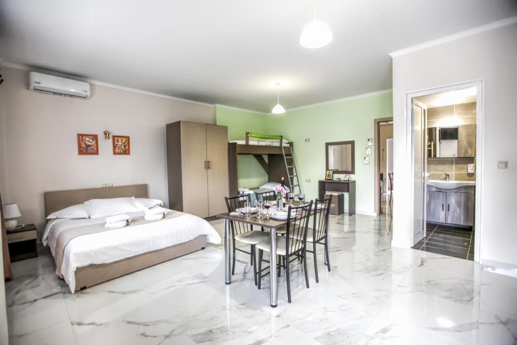 Postel nebo postele na pokoji v ubytování Del Sol #2 Meteora Luxurious Family Suites