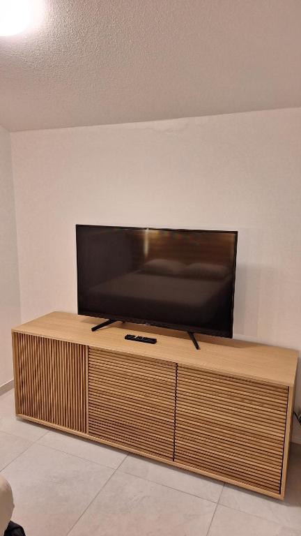 TV a/nebo společenská místnost v ubytování Studio A101, près de la mer Village du Diamant
