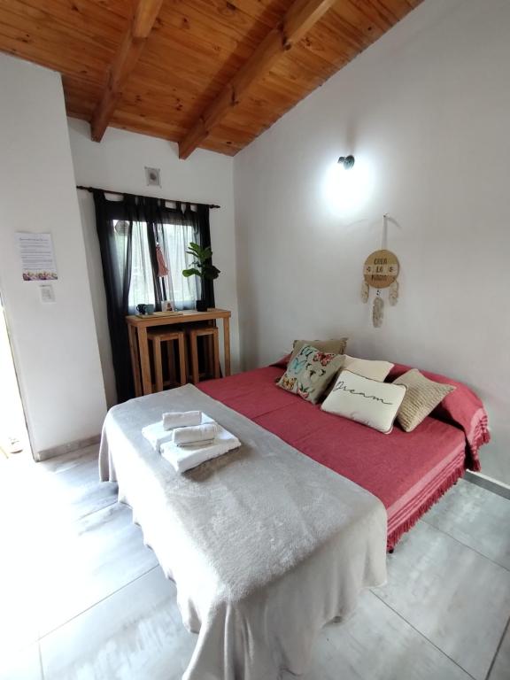 ein Schlafzimmer mit einem großen Bett in einem Zimmer in der Unterkunft Complejo Serena in Santa Rosa de Calamuchita
