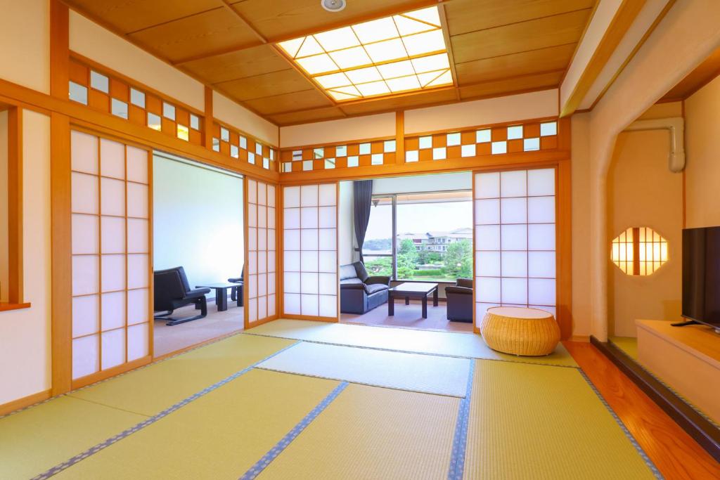 Area soggiorno di Ooedo Onsen Monogatari Premium Hotel Sokan