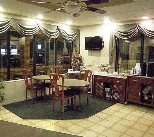 TV a/nebo společenská místnost v ubytování Colonie Inn and Suites