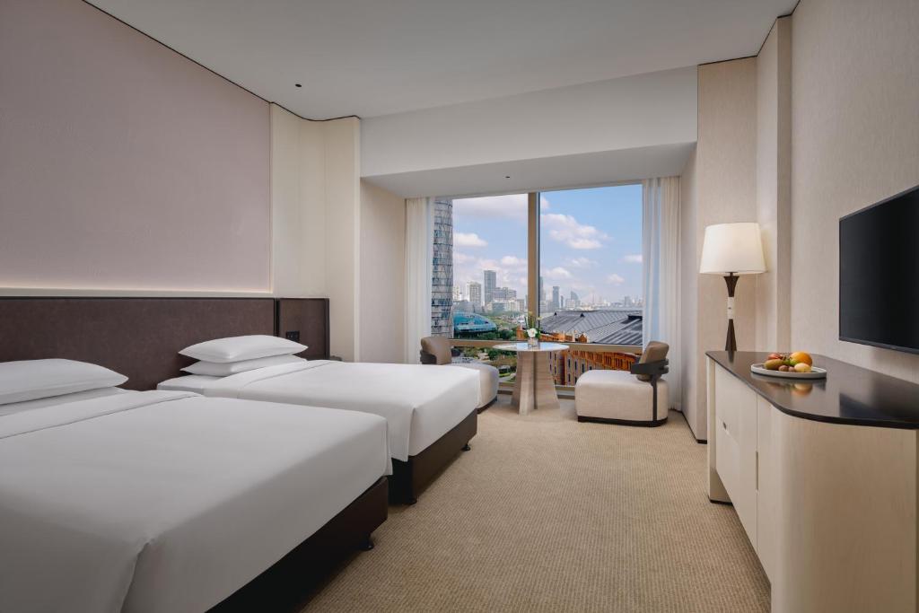 Postel nebo postele na pokoji v ubytování Hyatt on the Bund Shanghai - a Grand Hyatt hotel, most centrally located at HuangPu river banks in downtown