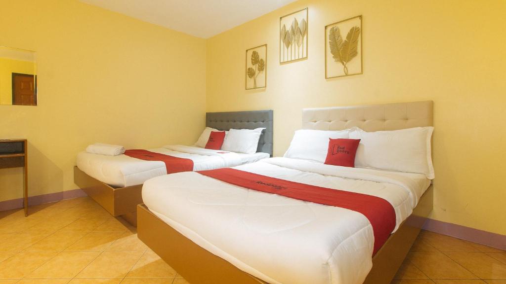 Postel nebo postele na pokoji v ubytování RedDoorz at Comfy Inn Ermita Manila