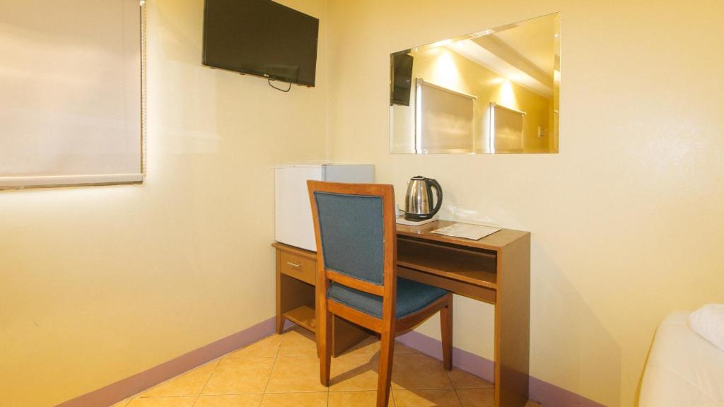 TV a/nebo společenská místnost v ubytování RedDoorz at Comfy Inn Ermita Manila
