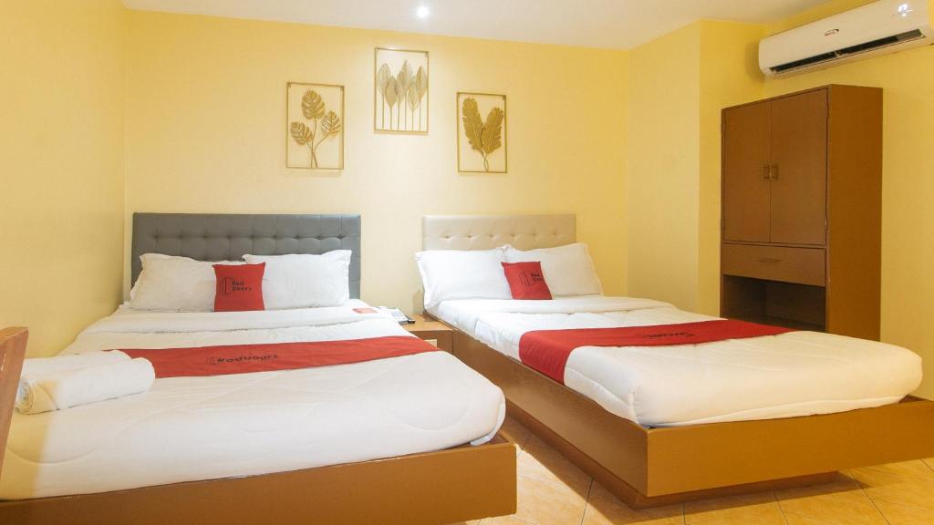 Postel nebo postele na pokoji v ubytování RedDoorz at Comfy Inn Ermita Manila
