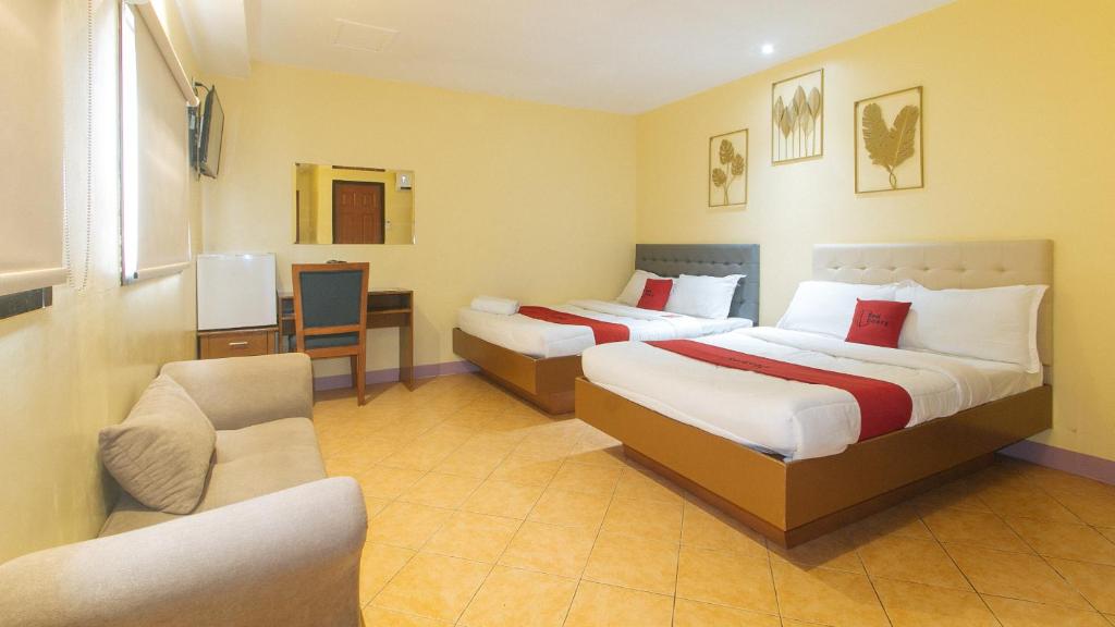 Postel nebo postele na pokoji v ubytování RedDoorz at Comfy Inn Ermita Manila