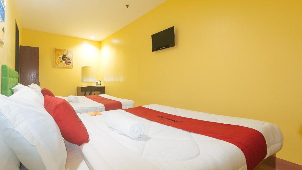 Postel nebo postele na pokoji v ubytování RedDoorz at Comfy Inn Ermita Manila
