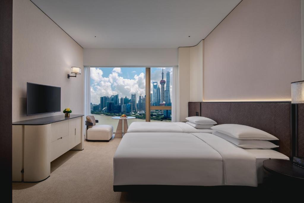 Postel nebo postele na pokoji v ubytování Hyatt on the Bund Shanghai - a Grand Hyatt hotel, most centrally located at HuangPu river banks in downtown