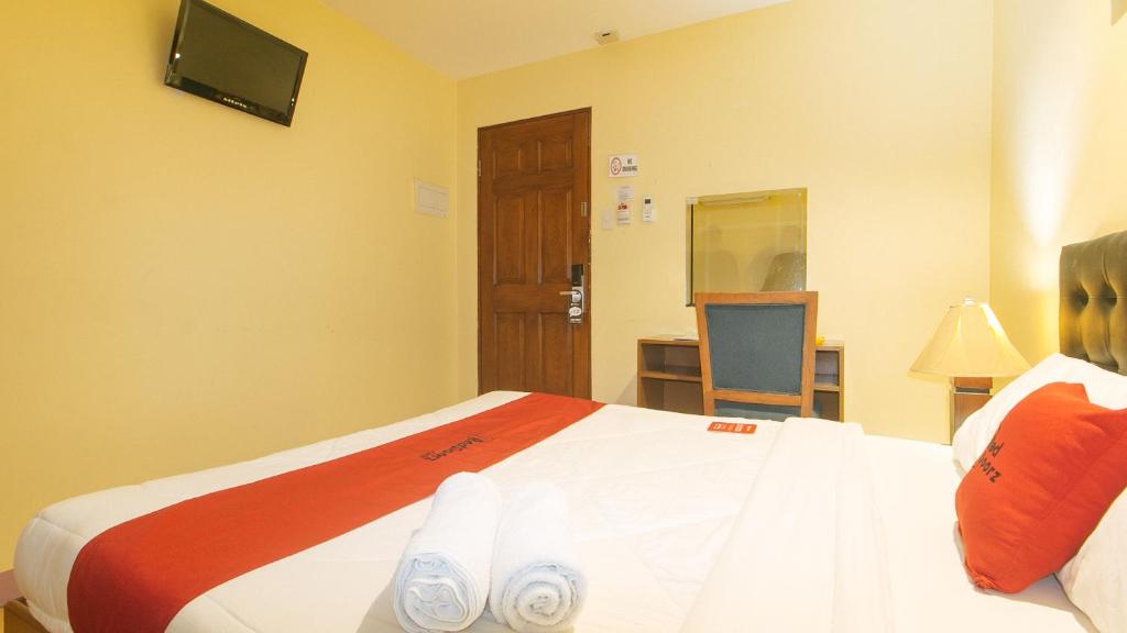 Postel nebo postele na pokoji v ubytování RedDoorz at Comfy Inn Ermita Manila