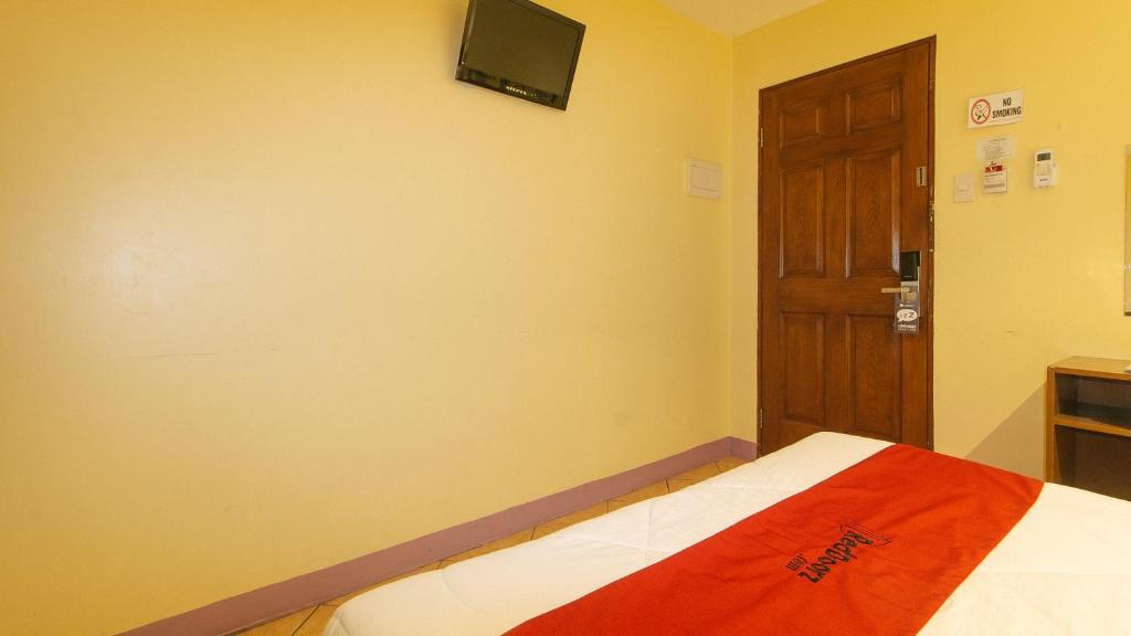 Postel nebo postele na pokoji v ubytování RedDoorz at Comfy Inn Ermita Manila