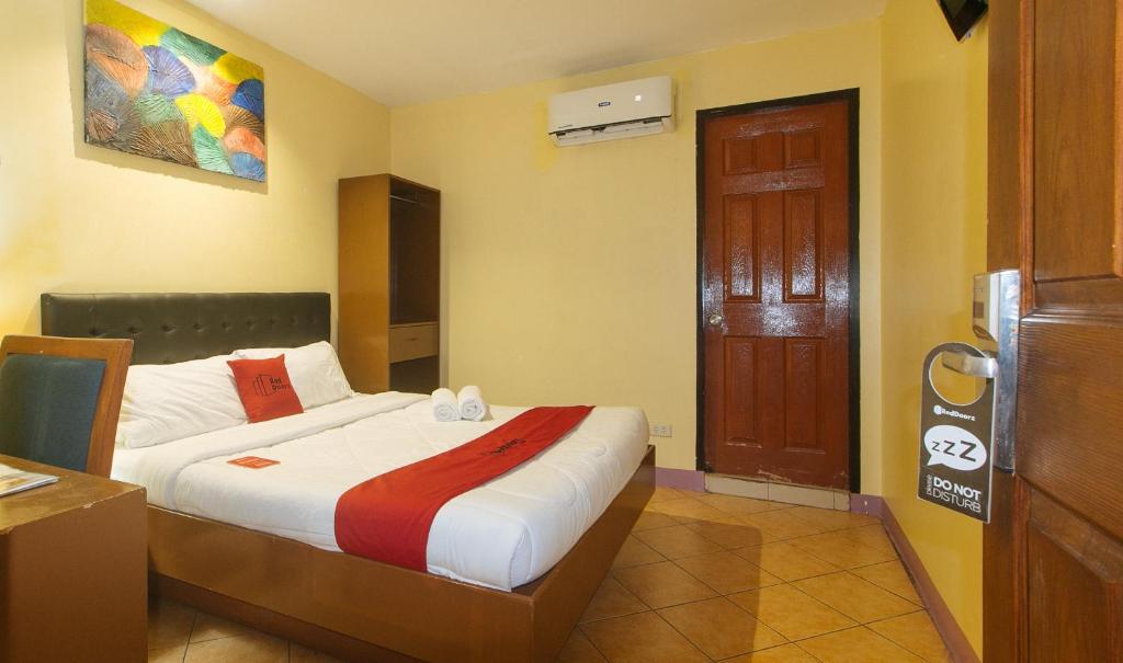 Postel nebo postele na pokoji v ubytování RedDoorz at Comfy Inn Ermita Manila