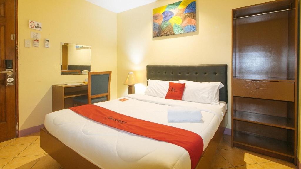 Postel nebo postele na pokoji v ubytování RedDoorz at Comfy Inn Ermita Manila