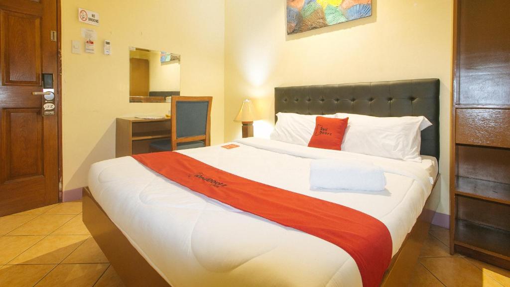 Postel nebo postele na pokoji v ubytování RedDoorz at Comfy Inn Ermita Manila