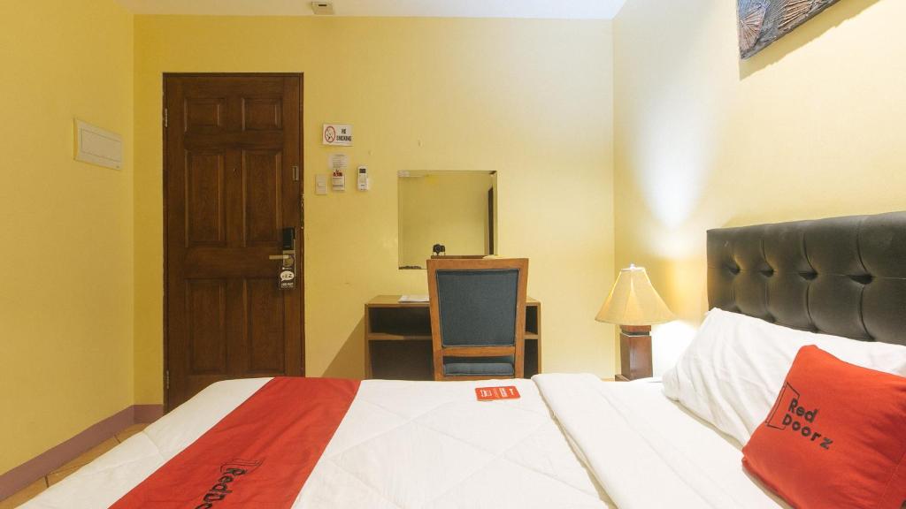 Postel nebo postele na pokoji v ubytování RedDoorz at Comfy Inn Ermita Manila