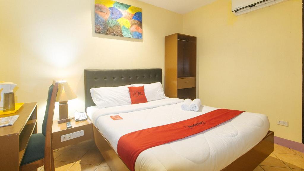 Postel nebo postele na pokoji v ubytování RedDoorz at Comfy Inn Ermita Manila
