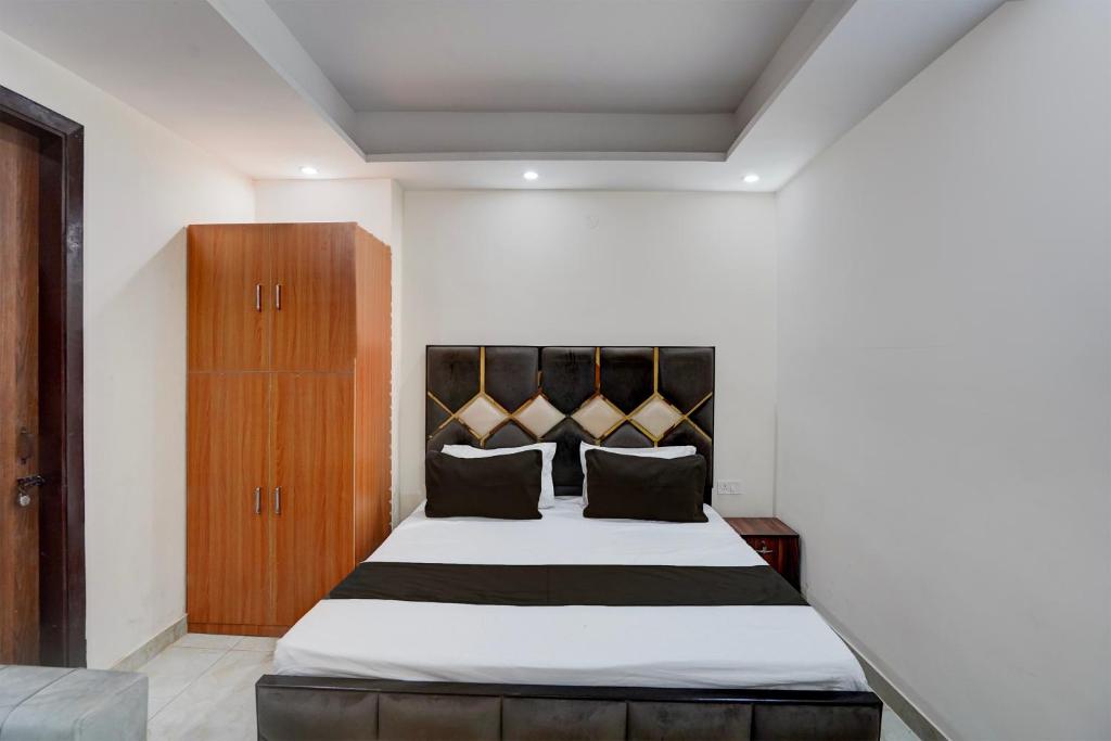 Postel nebo postele na pokoji v ubytování Hotel O R.N Residency Hotel