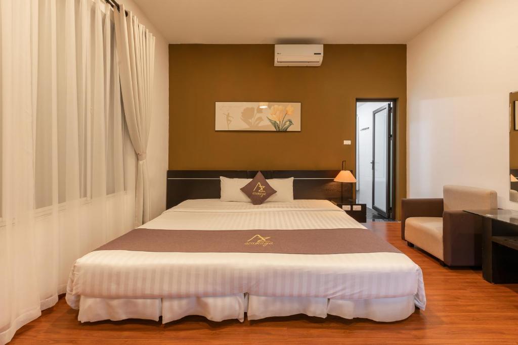 ein Schlafzimmer mit einem großen Bett in einem Zimmer in der Unterkunft Azumaya Hotel Hai Ba Trung 1 in Hanoi