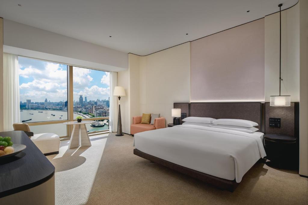 Postel nebo postele na pokoji v ubytování Hyatt on the Bund Shanghai - a Grand Hyatt hotel, most centrally located at HuangPu river banks in downtown