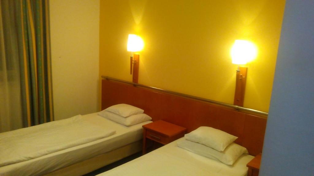 A bed or beds in a room at Hotel Veritas