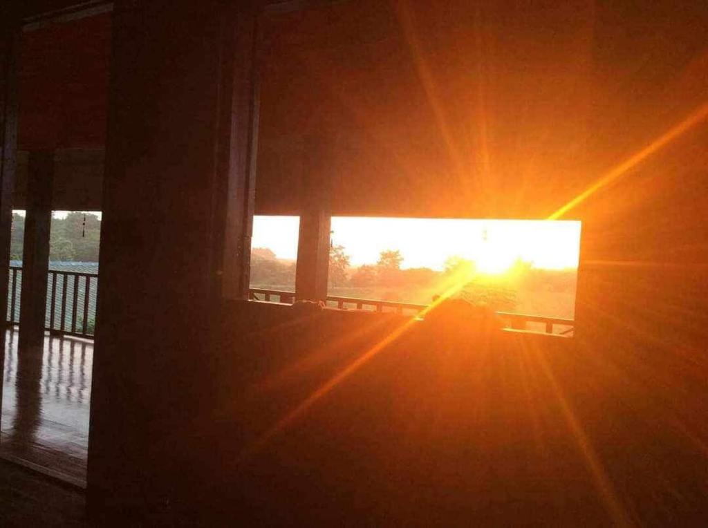 Sortida o posta de sol des de l'habitació en casa particular