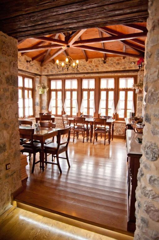 Reštaurácia alebo iné gastronomické zariadenie v ubytovaní Archontiko Hatzipanayioti