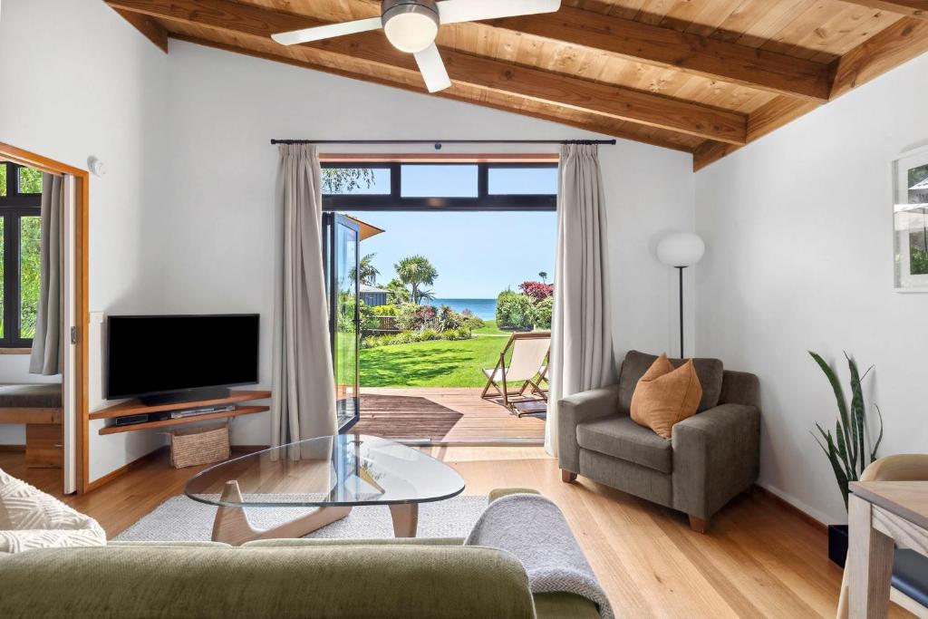 TV a/nebo společenská místnost v ubytování Adrift In Golden Bay- Absolute Beachfront Villas