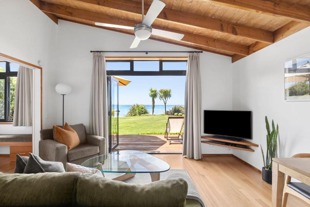 TV a/nebo společenská místnost v ubytování Adrift In Golden Bay- Absolute Beachfront Villas