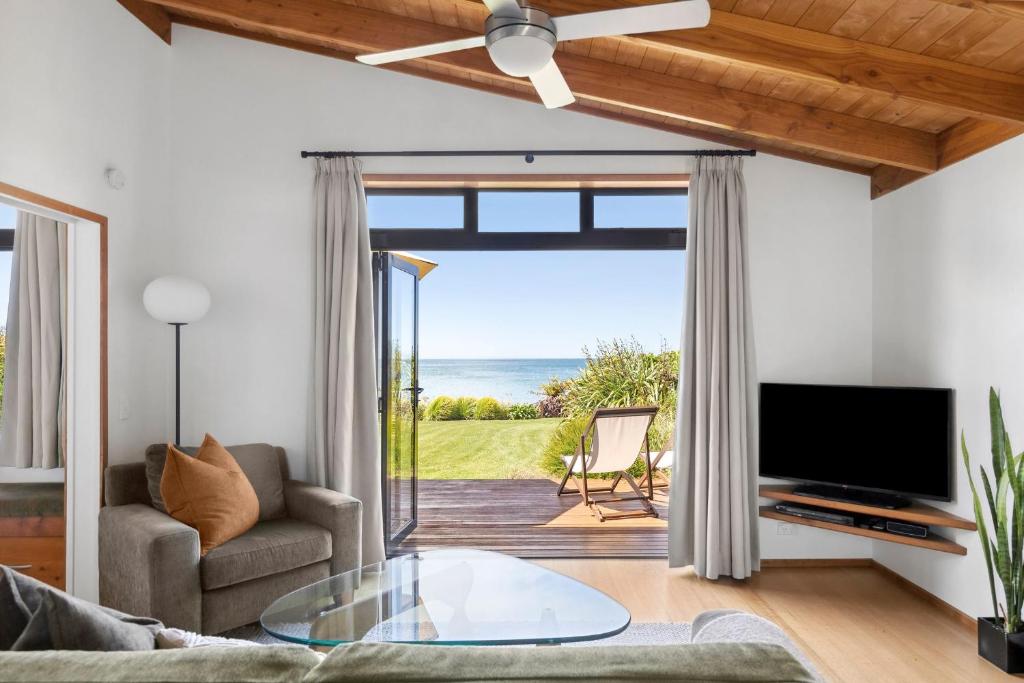 TV a/nebo společenská místnost v ubytování Adrift In Golden Bay- Absolute Beachfront Villas
