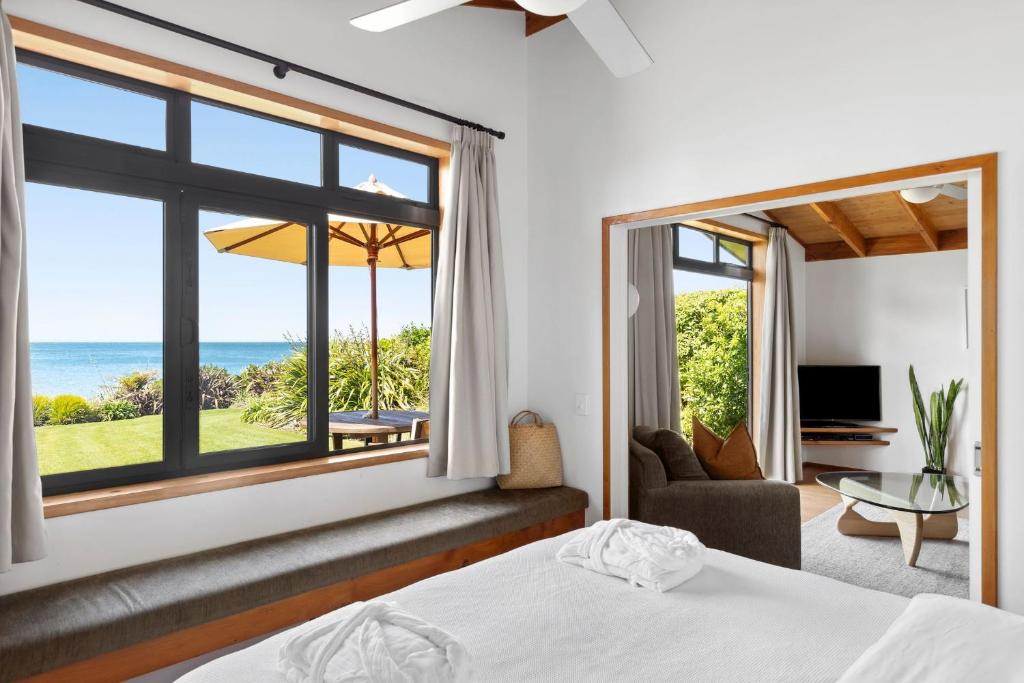 TV a/nebo společenská místnost v ubytování Adrift In Golden Bay- Absolute Beachfront Villas